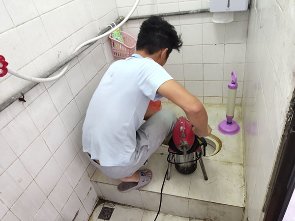 玛纳斯管道堵塞冒臭气 专业师傅现场解决问题