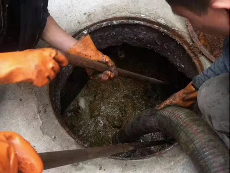 玛纳斯清理化粪池时如何避免沼气的危害？